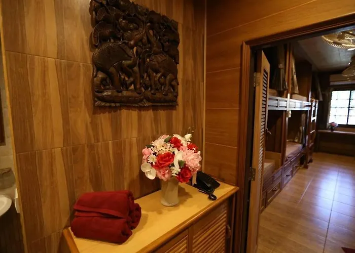 Golden Pagoda Hostel & Cafe Ostello *