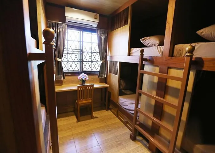 Golden Pagoda Hostel & Cafe *